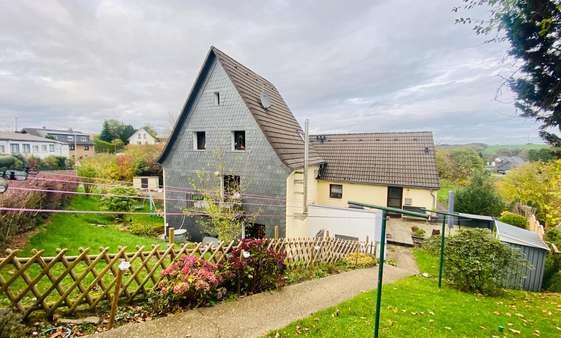 Straßenansicht - Einfamilienhaus in 51515 Kürten mit 344m² kaufen
