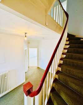 Treppenaufgang ins Obergeschoss Treppenaufgang ins Obergeschoss - Einfamilienhaus in 53175 Bonn / Friesdorf mit 132m² kaufen