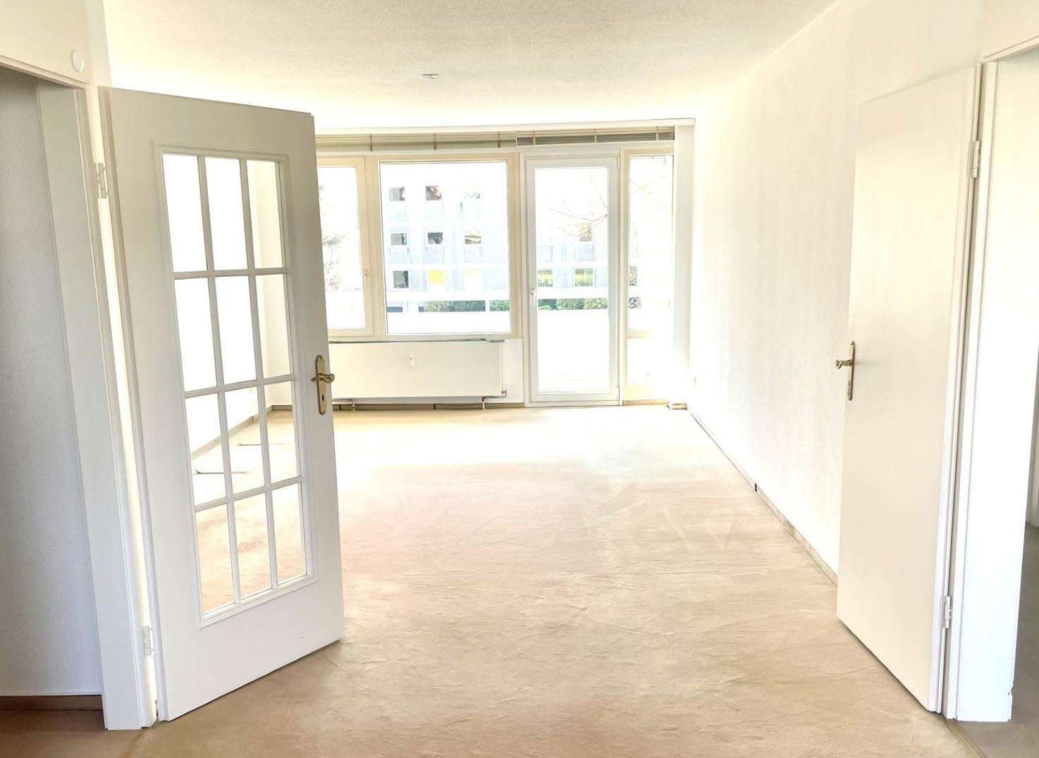 Wohnzimmer - Etagenwohnung in 50996 Köln mit 82m² kaufen