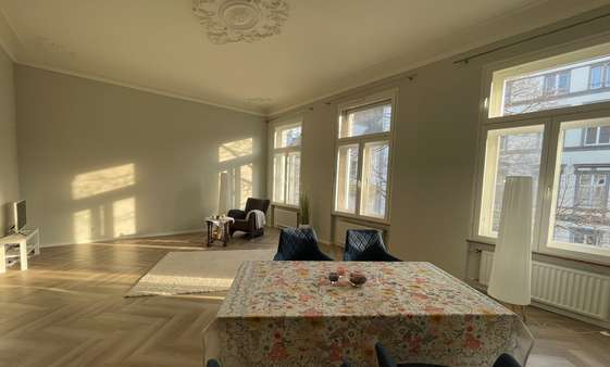 Wohnzimmer Wohnzimmer - Etagenwohnung in 53111 Bonn mit 86m² kaufen