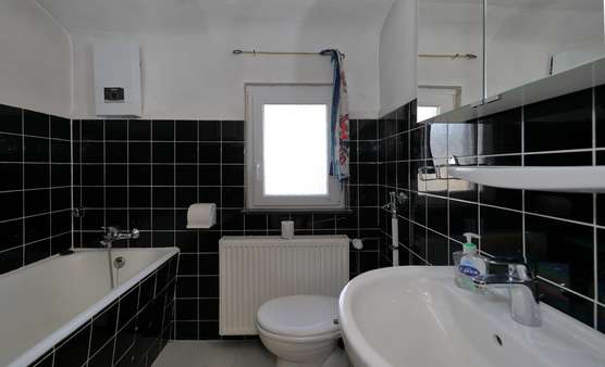 Wannenbad Obergeschoss Wannenbad Obergeschoss - Einfamilienhaus in 51109 Köln mit 113m² kaufen