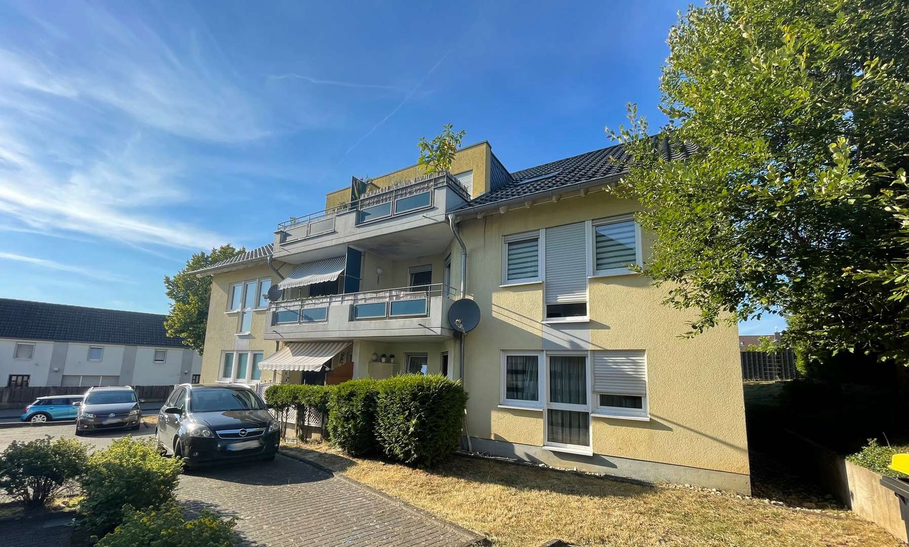 Außenansicht + Parkplätze Außenansicht + Parkplätze - Mehrfamilienhaus in 53721 Siegburg mit 815m² als Kapitalanlage kaufen