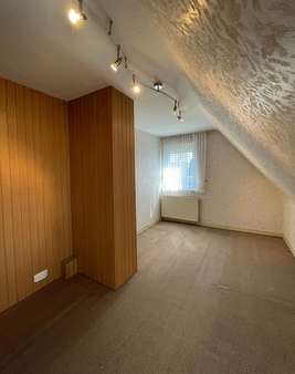 Zimmer im Dachgeschoss Zimmer im Dachgeschoss - Einfamilienhaus in 50997 Köln mit 80m² kaufen
