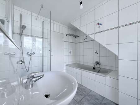 Badezimmer DG Badezimmer DG - Maisonette-Wohnung in 51109 Köln - Brück mit 85m² kaufen