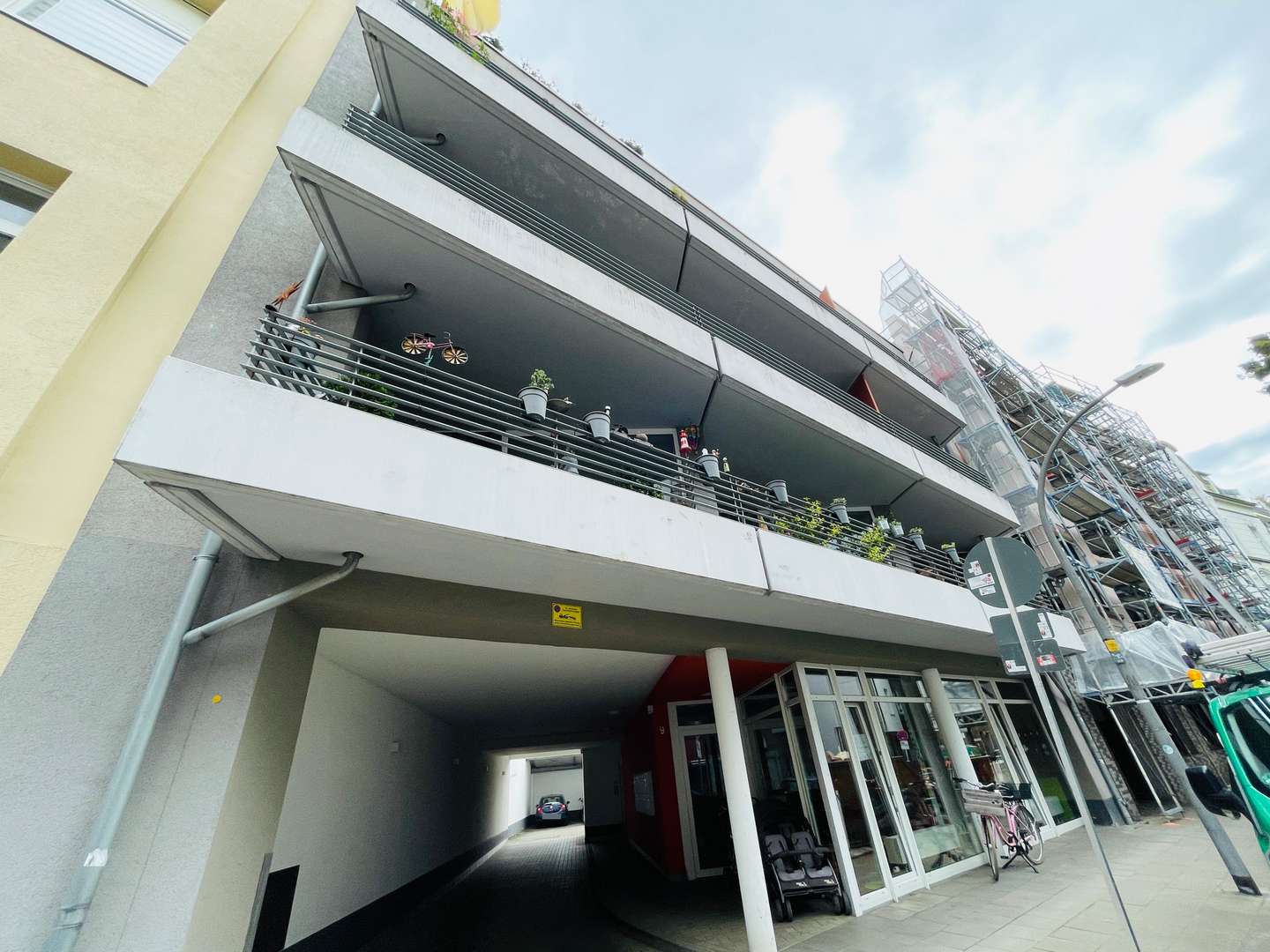 Hauansicht nah Hauansicht nah - Appartement in 50733 Köln mit 46m² als Kapitalanlage kaufen