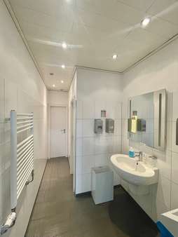 Toilette Toilette - Halle in 50858 Köln / Marsdorf mit 2794m² kaufen