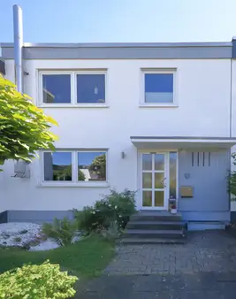 Einziehen & Ankommen: Stilvolles Reihenmittelhaus mit Garten in Hand