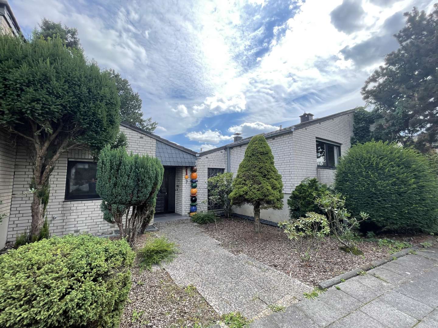 Vorderansicht - Einfamilienhaus in 50765 Köln - Weiler mit 180m² kaufen