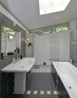 Hauptbad mit Wanne und Dusche - Einfamilienhaus in 40699 Erkrath / Unterfeldhaus mit 194m² kaufen