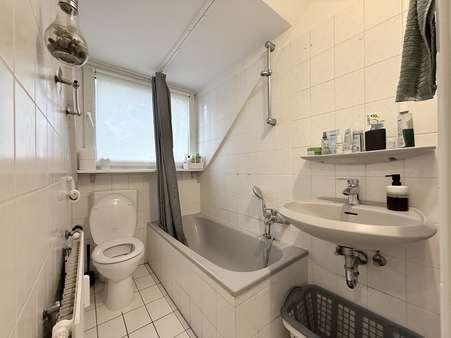Badezimmer (DG Rechts) - Mehrfamilienhaus in 50825 Köln / Neuehrenfeld mit 338m² als Kapitalanlage kaufen