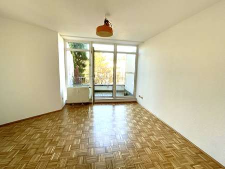 Wohnzimmer - Etagenwohnung in 50931 Köln mit 25m² kaufen