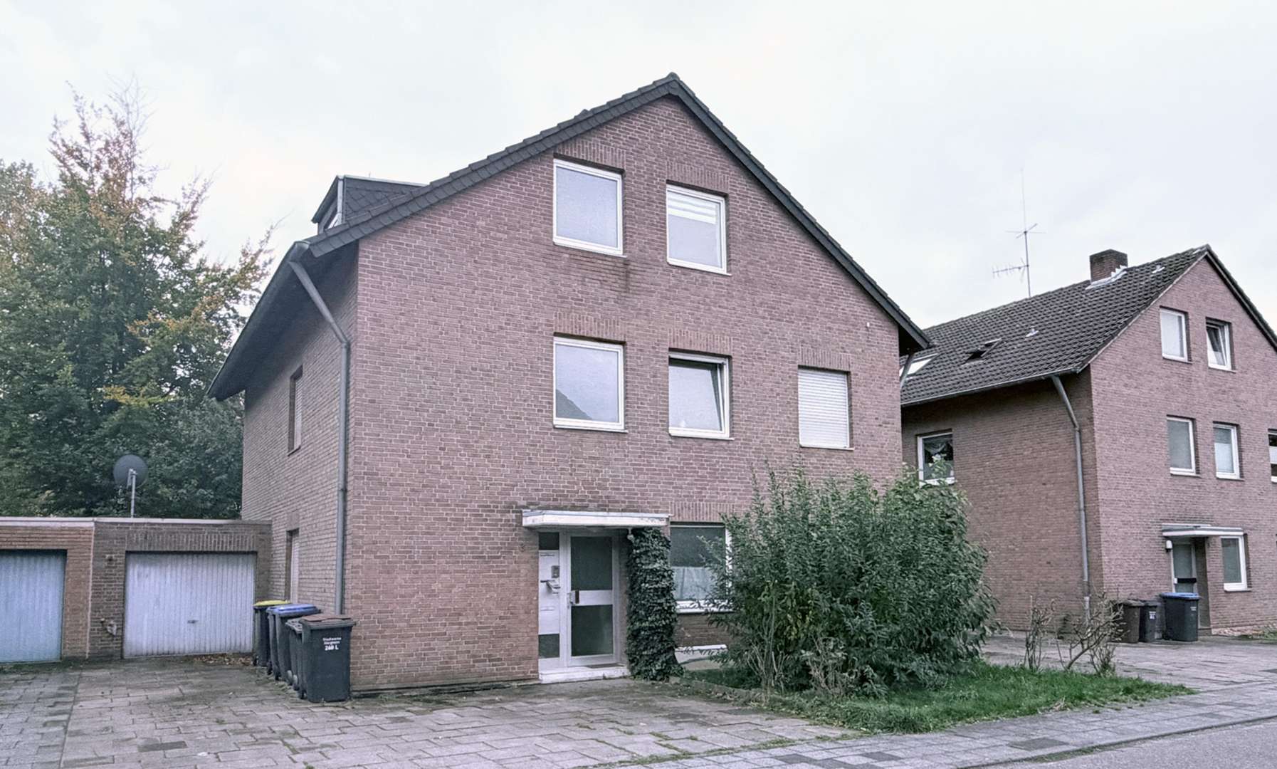 Vorderansicht Vorderansicht - Dachgeschosswohnung in 50127 Bergheim mit 55m² als Kapitalanlage kaufen