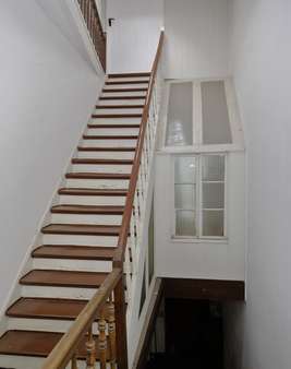 Treppenhaus im 2. Obergeschoss - Mehrfamilienhaus in 53115 Bonn mit 315m² als Kapitalanlage kaufen