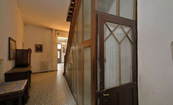 Treppenhaus im Erdgeschoss - Mehrfamilienhaus in 53115 Bonn mit 315m² als Kapitalanlage kaufen