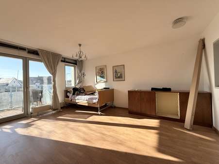 Wohnzimmer - Etagenwohnung in 50996 Köln mit 56m² kaufen