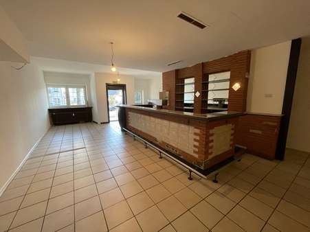 Verkaufsfläche - Ladenlokal in 51107 Köln mit 200m² mieten