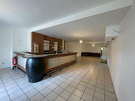 Verkaufsfläche - Ladenlokal in 51107 Köln mit 200m² mieten