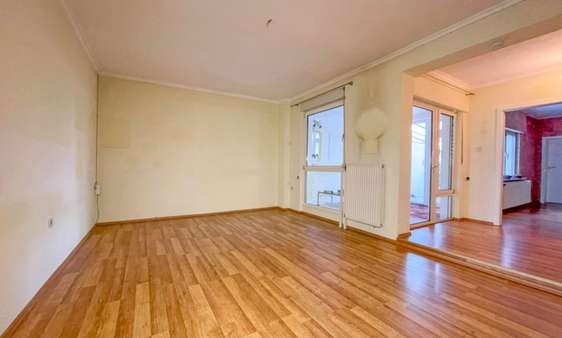 Wohnzimmer im Erdgeschoss - Haus in 50769 Köln-Roggendorf - Thenhoven mit 137m² kaufen