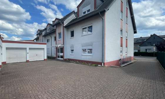 Garagen, Zuwegung - Mehrfamilienhaus in 51371 Leverkusen - Rheindorf mit 896m² als Kapitalanlage kaufen