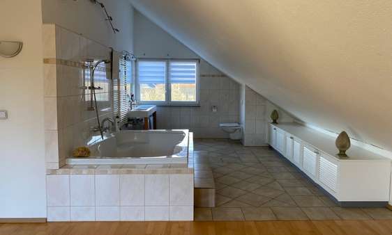 Badezimmer - Einfamilienhaus in 51467 Bergisch Gladbach - Schildgen mit 153m² kaufen
