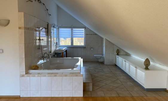 Badezimmer Dachgeschoss - Einfamilienhaus in 51467 Bergisch Gladbach - Schildgen mit 153m² kaufen