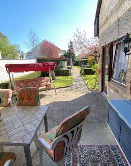Terrasse mit Blick in den Garten - Haus in 53229 Bonn - Vilich-Müldorf mit 99m² kaufen