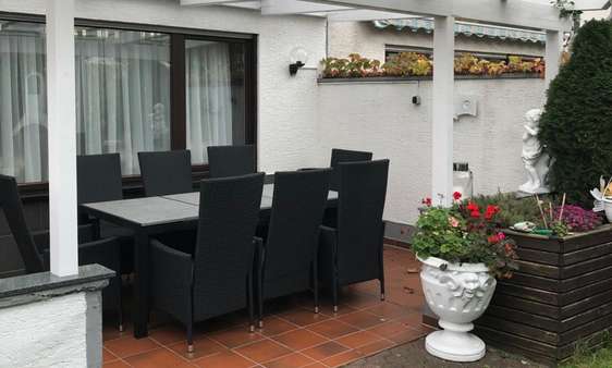 Überdachte Terrasse - Reihenendhaus in 53119 Bonn - Tannenbusch mit 129m² kaufen