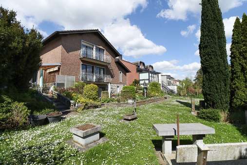 Blick in einen Teil des Gartens - Einfamilienhaus in 52223 Stolberg (Rhld.) mit 233m² kaufen