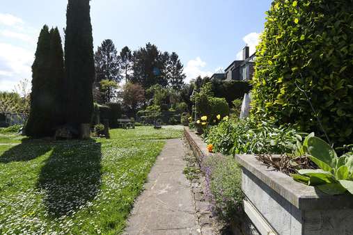 Blick vom Garten auf das Haus - Einfamilienhaus in 52223 Stolberg (Rhld.) mit 233m² kaufen