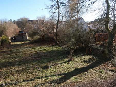 Ausblick in den Garten bzw. das Nachbargrundstück - Zweifamilienhaus in 88339 Bad Waldsee mit 280m² kaufen