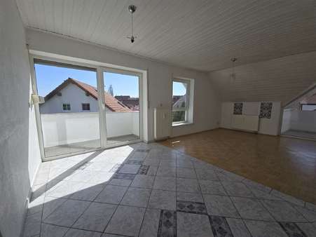 Wohnzimmer im Dachgeschoss - Mehrfamilienhaus in 88239 Wangen im Allgäu mit 267m² kaufen