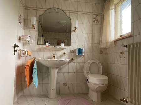 Badezimmer im Erdgeschoss - Einfamilienhaus in 88145 Hergatz mit 168m² günstig kaufen