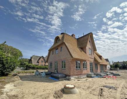 Seite und Rückseite Seite und Rückseite - Doppelhaushälfte in 25996 Wenningstedt mit 183m² kaufen