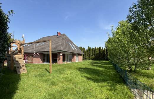 Rückseite mit Blick auf die Terrasse - Einfamilienhaus in 27446 Selsingen mit 212m² kaufen