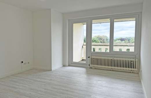 Wohnzimmer mit Zugang Loggia Wohnzimmer mit Zugang Loggia - Etagenwohnung in 21509 Glinde mit 75m² kaufen