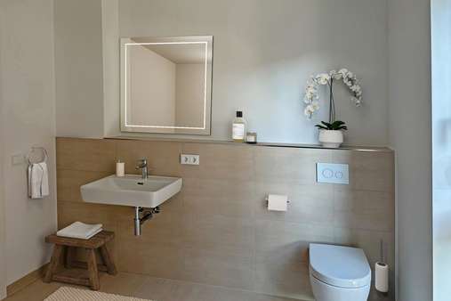 Badezimmer (teilvisualisiert) - Etagenwohnung in 23570 Lübeck-Travemünde mit 74m² kaufen