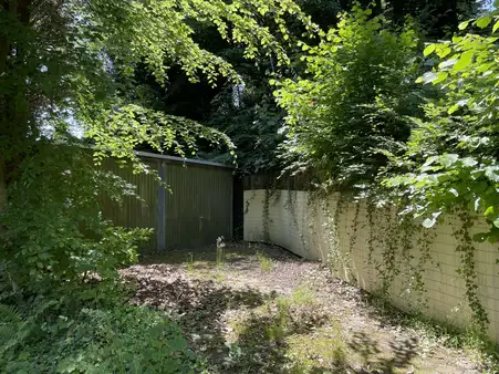 Plateau Grundstück mit Altbestand