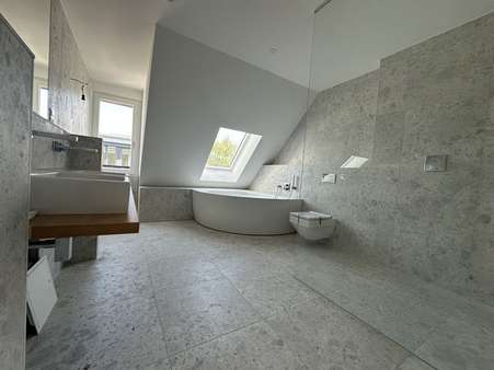 Master-Bad1 - Dachgeschosswohnung in 12159 Berlin mit 140m² kaufen
