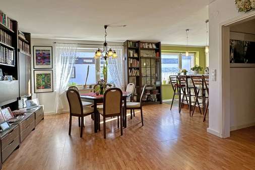 Wohnzimmer - Etagenwohnung in 22399 Hamburg mit 104m² kaufen