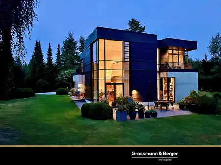 Architekturtraum mit Blick auf den eigenen Wald. Weitere Bebauung möglich.