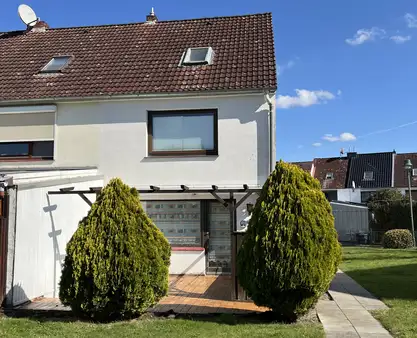 Reihenendhaus auf großem Grundstück