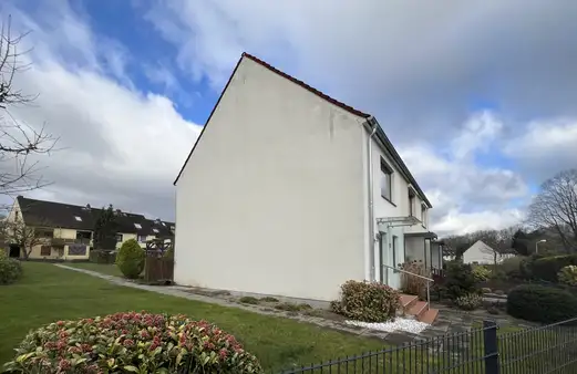 Reihenendhaus auf großem Grundstück
