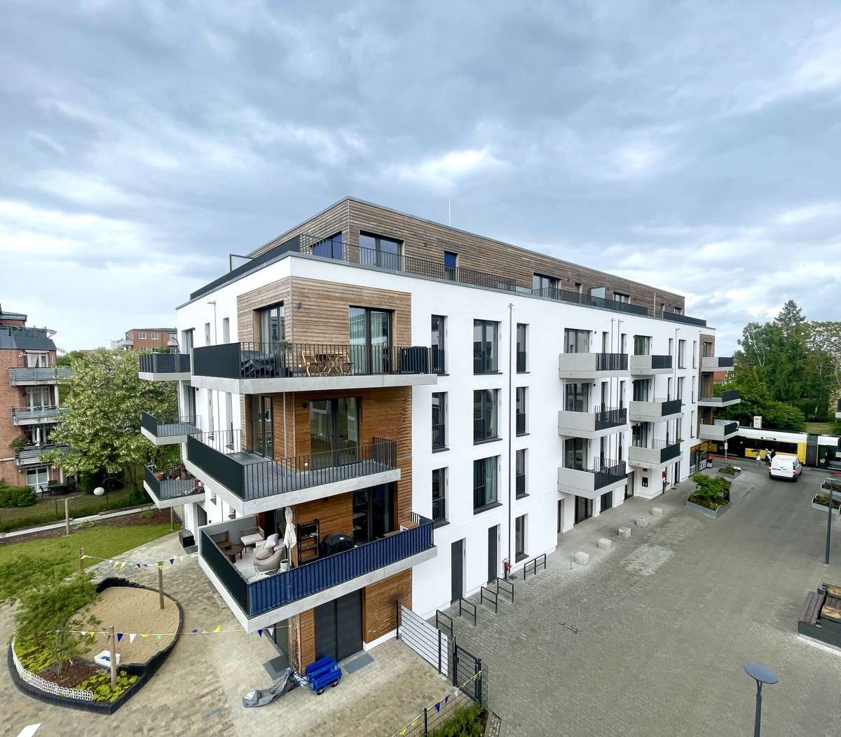 Hausansicht Hausansicht - Etagenwohnung in 12557 Berlin mit 50m² kaufen