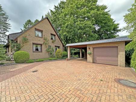 Hausansicht mit Garage Hausansicht mit Garage - Einfamilienhaus in 22851 Norderstedt mit 191m² kaufen