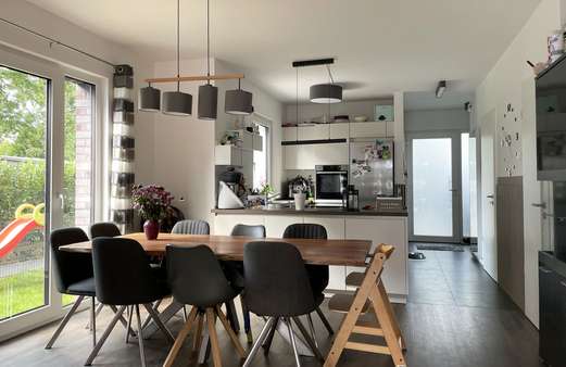 Essbereich mit Blick zur offener Küche - Doppelhaushälfte in 21079 Hamburg mit 122m² kaufen