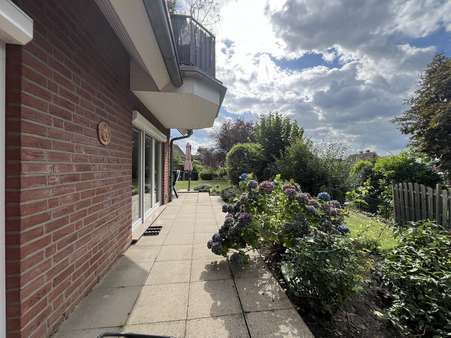 Seitliche Terrasse mit Garten - Erdgeschosswohnung in 21614 Buxtehude / Hedendorf mit 70m² kaufen