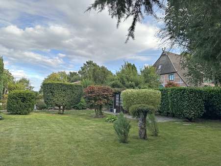 Eckdaten Garten mit Blick auf das Haus Eckdaten Garten mit Blick auf das Haus - Etagenwohnung in 21521 Dassendorf mit 76m² kaufen