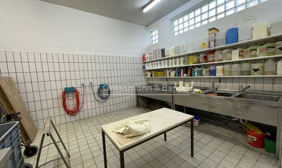 Waschraum mit Spritzschutz - Halle in 22113 Oststeinbek mit 500m² günstig mieten