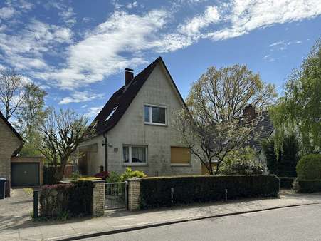 Straßenansicht - Einfamilienhaus in 22523 Hamburg mit 106m² kaufen