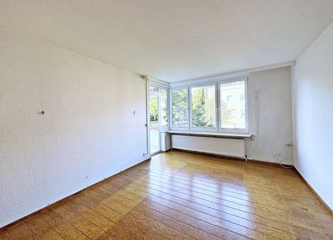 Wohnzimmer - Etagenwohnung in 22047 Hamburg mit 75m² kaufen